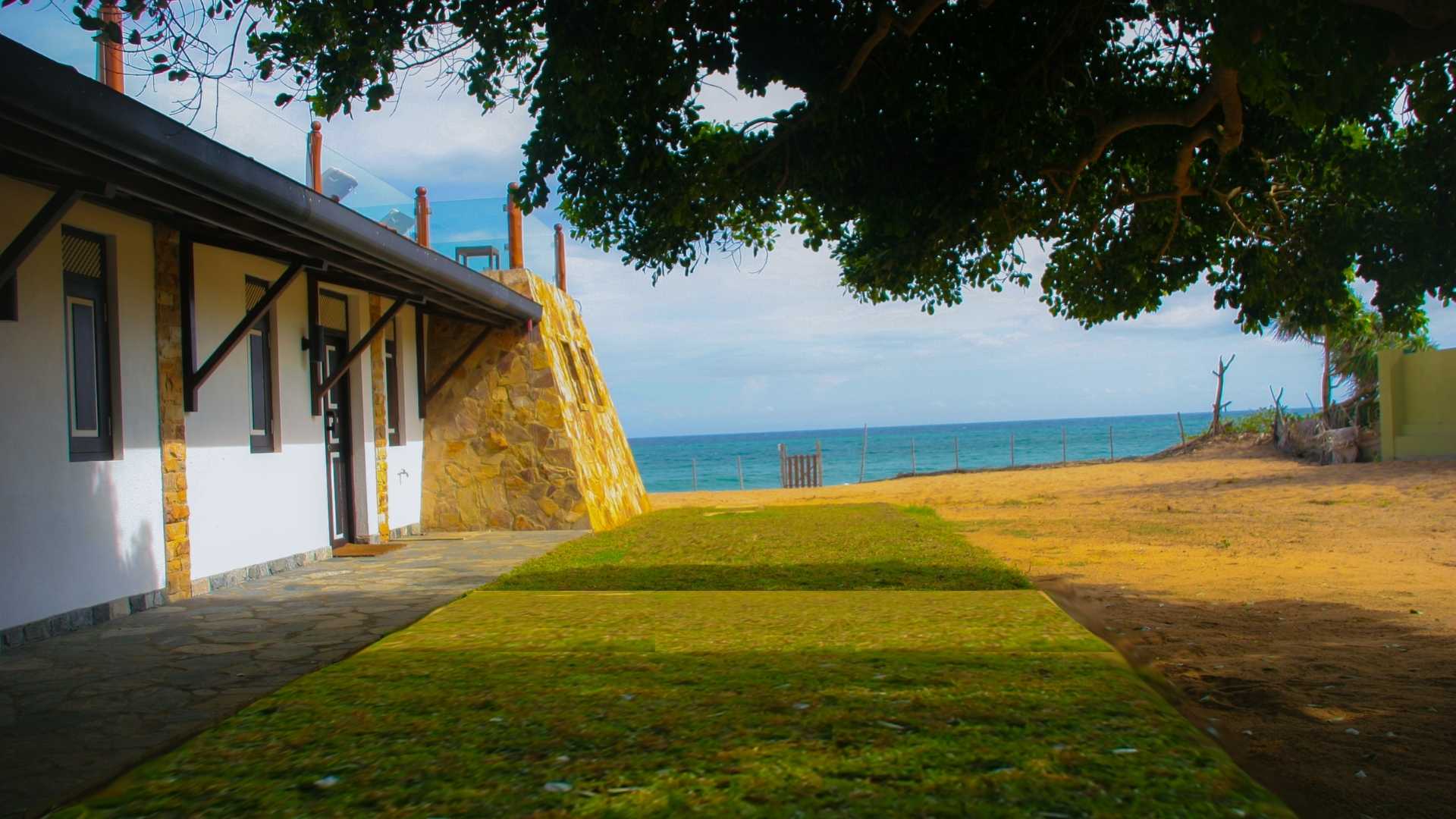 our-infinity-Pool-Sri-Lanka-Kirinda-Beach-Thaulle-Resort-min