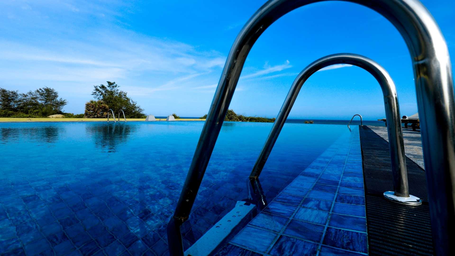infinity Pool Sri Lanka - Kirinda Beach - Thaulle Resort