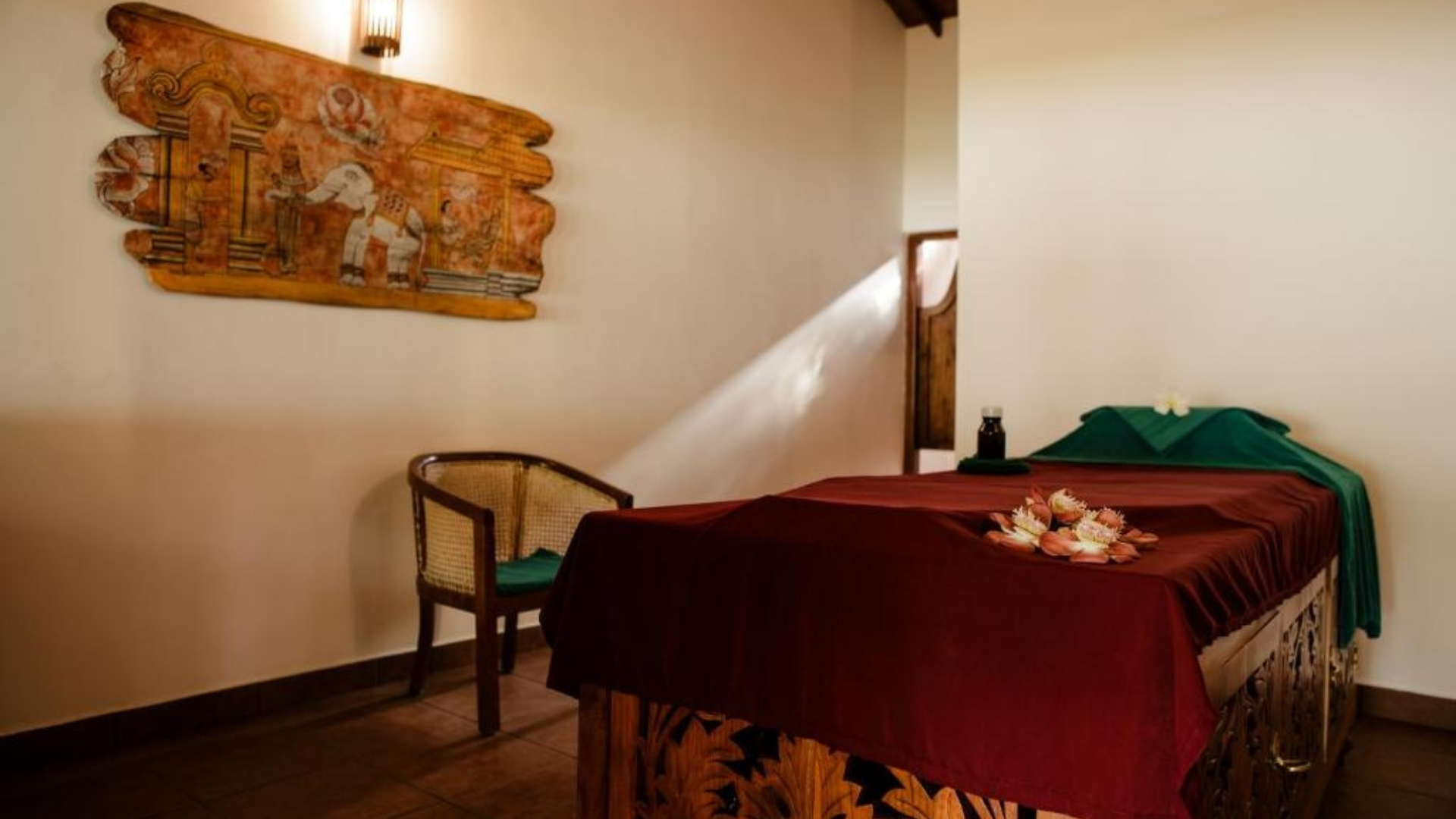 Behandlungsraum im privaten Ayurveda-Zentrum des Thaulle Resorts