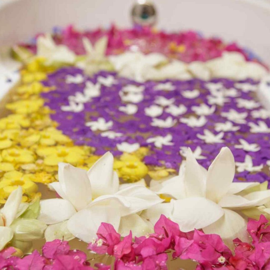 Blumenbad im Laufe der Ayurveda Behandlung im Thaulle Resort — hauseigene Ayurveda-Präparate nach ärztlicher Verordnung