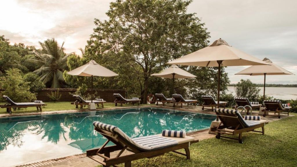 Pool im Thaulle Garten mit Blick auf den Yoda Lake — Adults-only Ayurveda Resort in der Südprovinz Sri Lanka