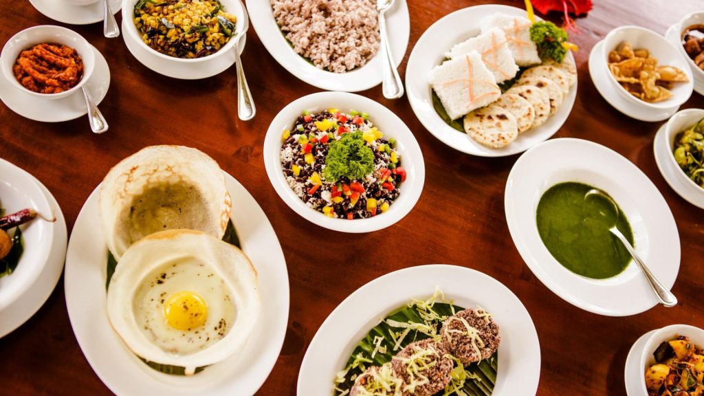 Ayurvedische Speisen mit frischen Kräutern und regionalen Zutaten im Thaulle Resort