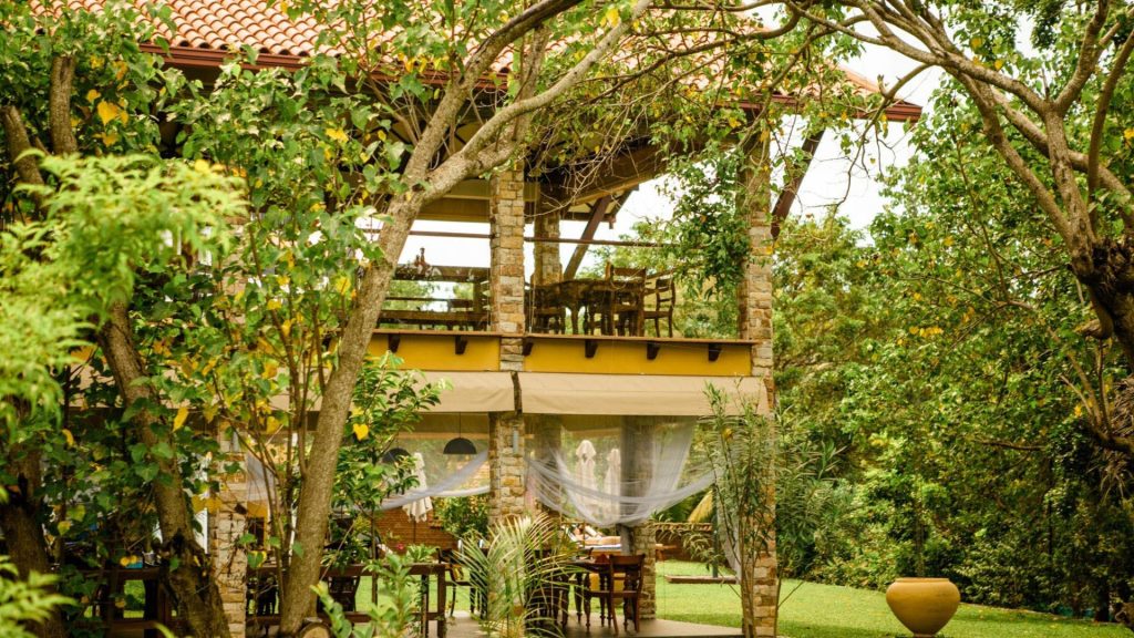 Ayurvedisches Essen im Resortrestaurant mit Blick auf die tropische Umgebung