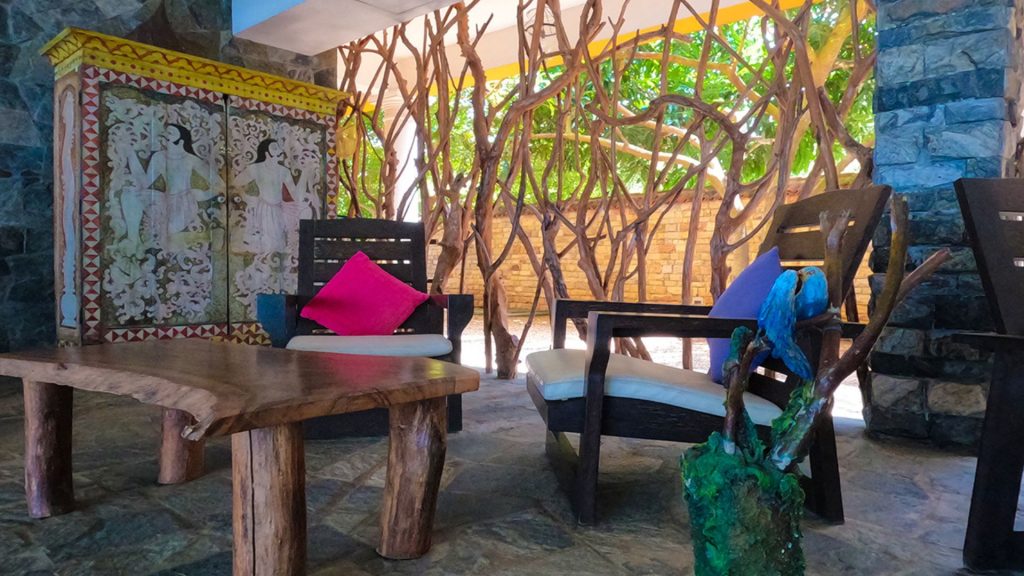 Blick auf das Thaulle Resort mit tropischer Architektur