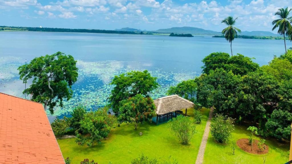 Blick über Garten und See in der natürlichen Umgebung des Thaulle Resort