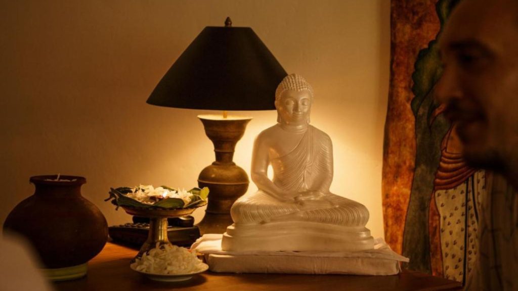 Das Ayurveda-Zentrum im Thaulle Resort verbindet medizinische Anwendungen mit ruhiger Architektur und natürlicher Umgebung