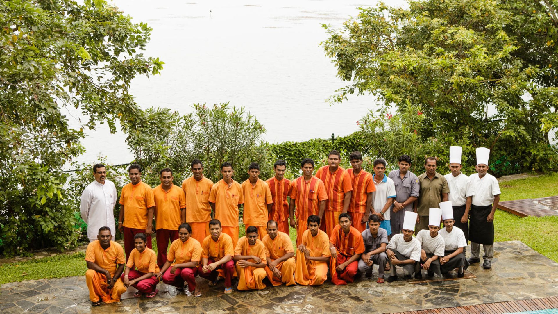 Das Thaulle-Resort-Team – Ärzte, Therapeuten und Service-Mitarbeitende vor dem Yoda-Lake