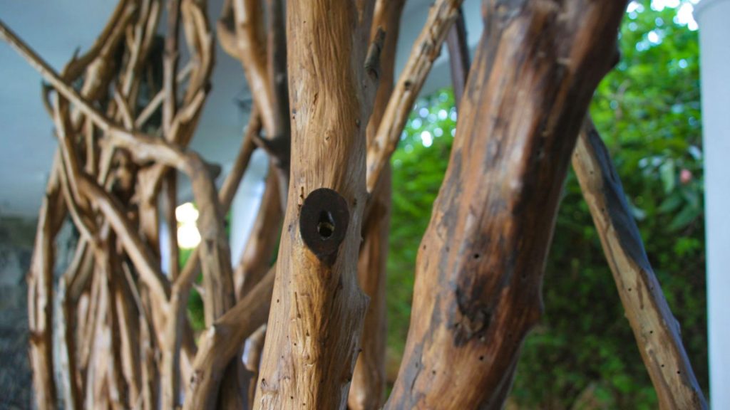Dekorative Holzstruktur aus Ästen als architektonisches Detail im Resort