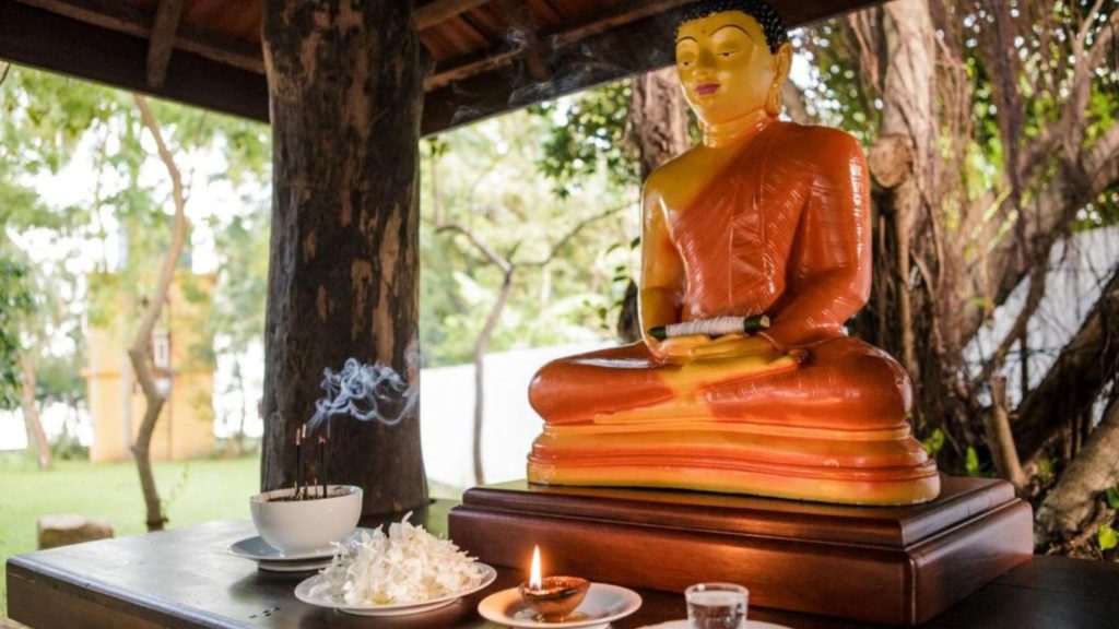 Der Gast betritt den Behandlungsraum für die erste Ayurveda-Anwendung des Tages