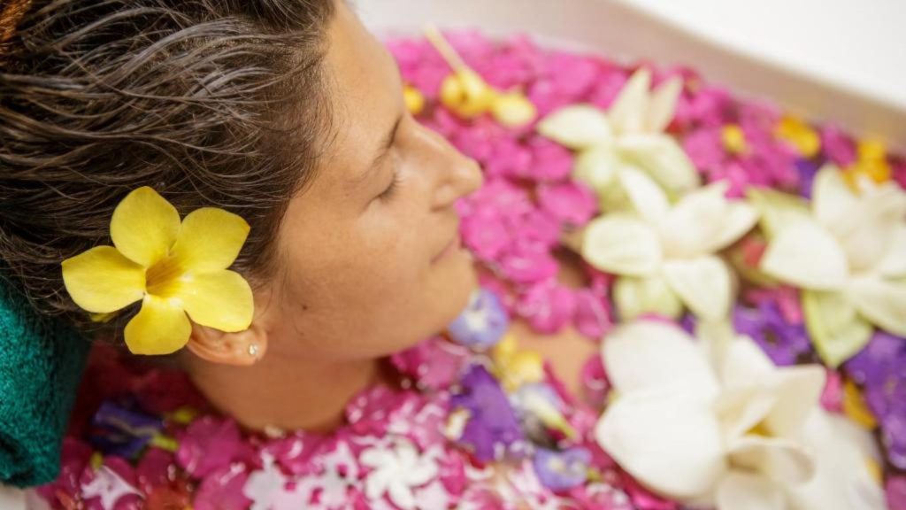 Der Gast entspannt in einem ayurvedischen Bad als Teil des individuellen Behandlungsplans