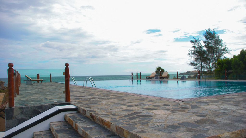 Der Infinity Pool am Kirinda Beach - Thaulle Resort Sri Lanka - Kostenloser Shuttle inklusive