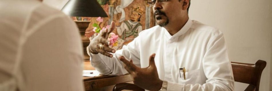 Dr. Upul im Beratungsgespräch zur individuellen Panchakarma-Kur im Thaulle