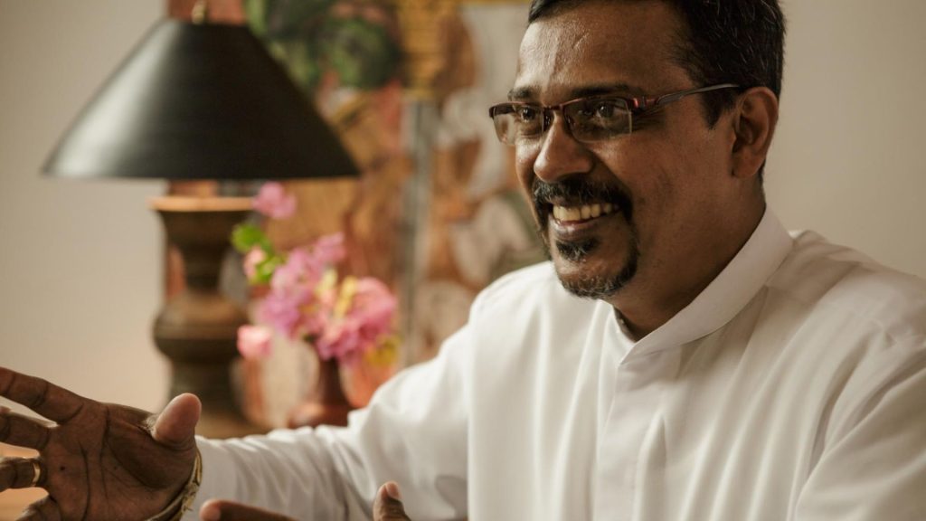 Dr. Upul im Thaulle Resort bei der Planung einer individuellen Ayurveda-Kur