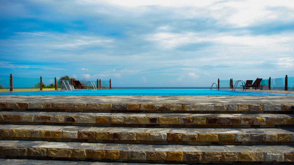 Ein Blick auf den Infinity Pool am Kirinda Beach - Thaulle Resort Sri Lanka - Kostenloser Shuttle inklusive