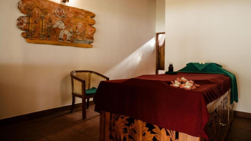 Ein gepflegter Behandlungsraum im Ayurveda-Zentrum ist für individuelle Therapien und Ölanwendungen vorbereitet