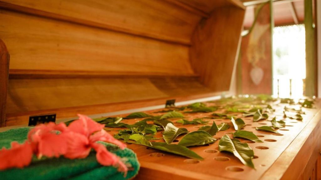 Eine Wärme- oder Kräuterbehandlung ergänzt die Therapie und unterstützt Regeneration und Ausgleich