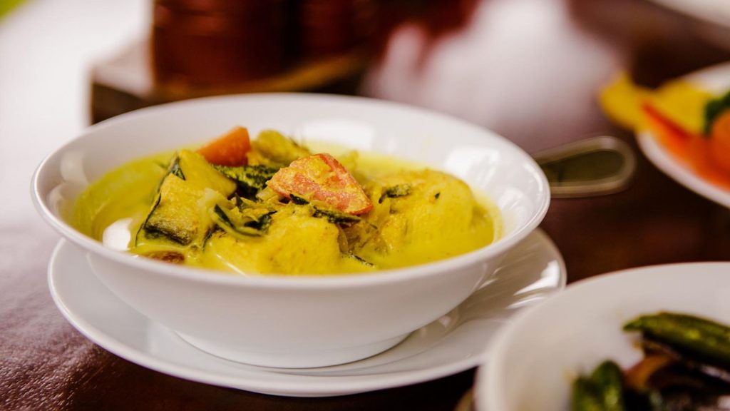 Farbenfrohe Ayurveda-Küche mit Gemüse, Reis und würzigen Beilagen