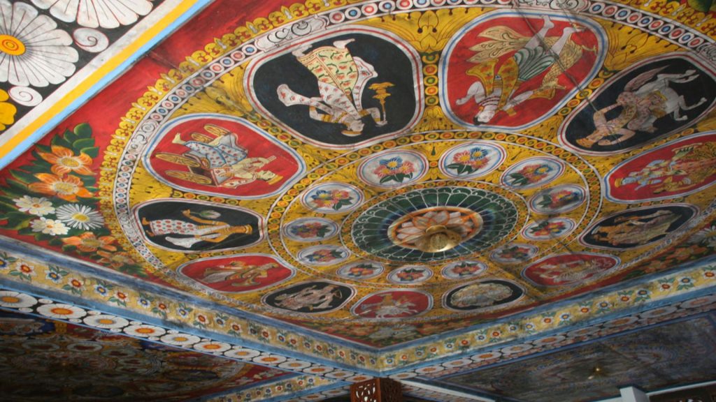 Farbenreich bemalte Tempeldecke mit traditionellen sri-lankischen Mustern