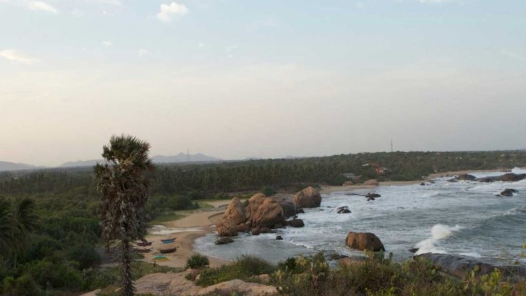 Felsige Küstenlinie und Strand bei Kirinda Beach nahe Yala, Sri Lanka