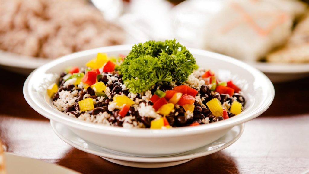 Frisch zubereitete Ayurveda-Gerichte auf einem gedeckten Tisch im Resort in Sri Lanka