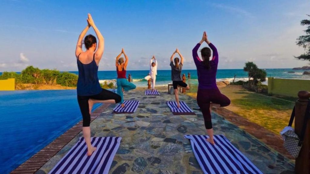 Geführte Yoga-Praxis im Adults-only Resort – Fokus auf Atmung und Beweglichkeit