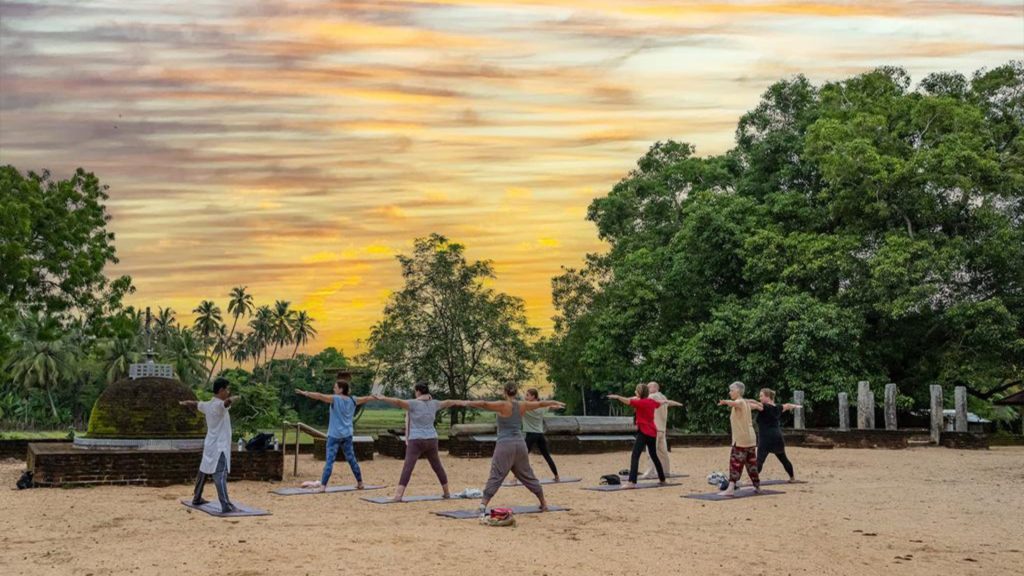 Geführte Yoga-Session im Resort – Ausrichtung und Atmung im Fokus