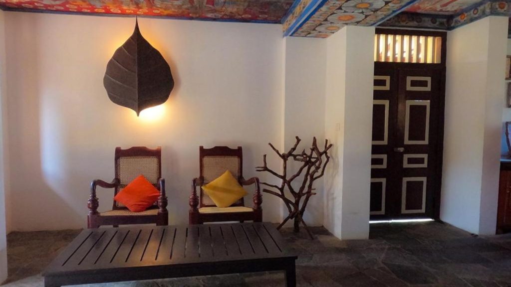 Gemütlicher Innenraum mit Sitzbank, bunten Kissen und warmem Ambiente