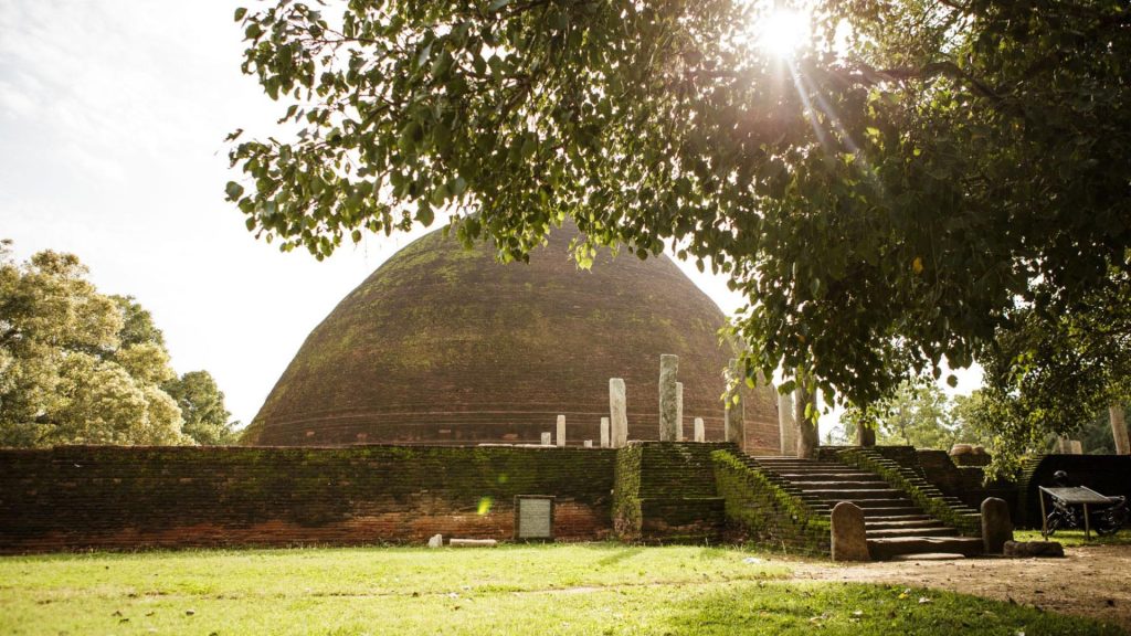 Große Stupa mit Grünanlage und Abendlicht, Sri Lanka
