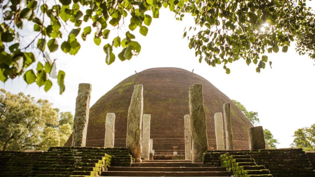 Große buddhistische Stupa (Dagoba) in einer historischen Anlage, Sri Lanka