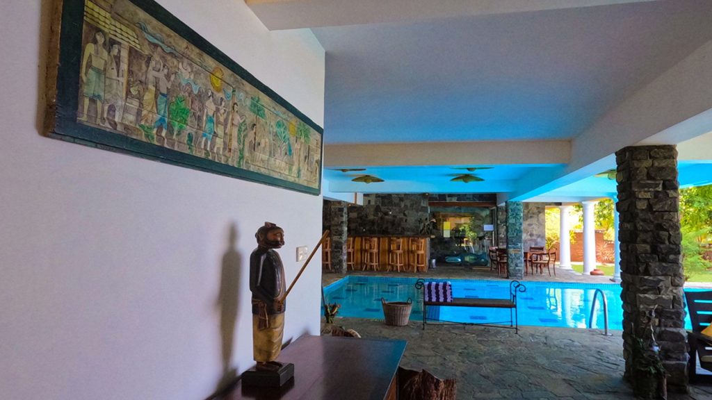 Heller Innenbereich des Resorts mit offenem Raumkonzept und Blick auf den Pool