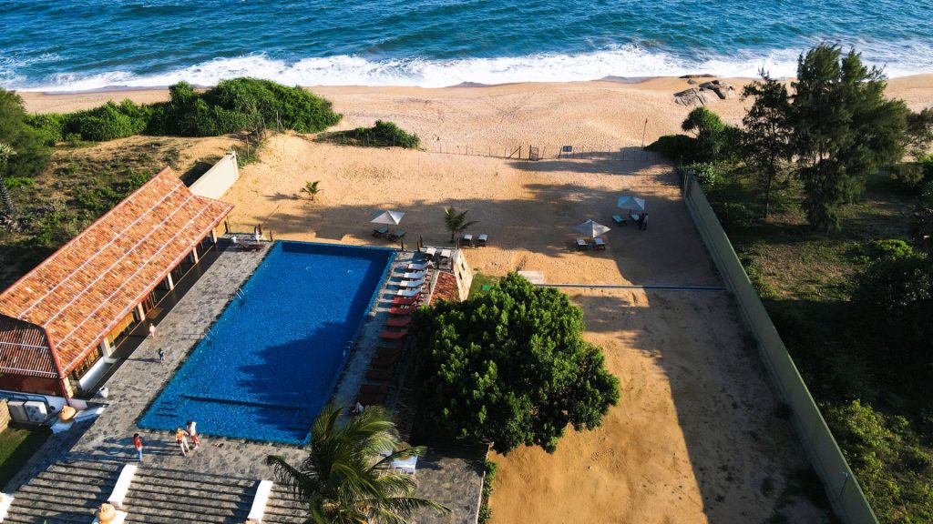 Infinity Pool am Meer und Strandbereich bei Kirinda, nahe dem Thaulle Resort