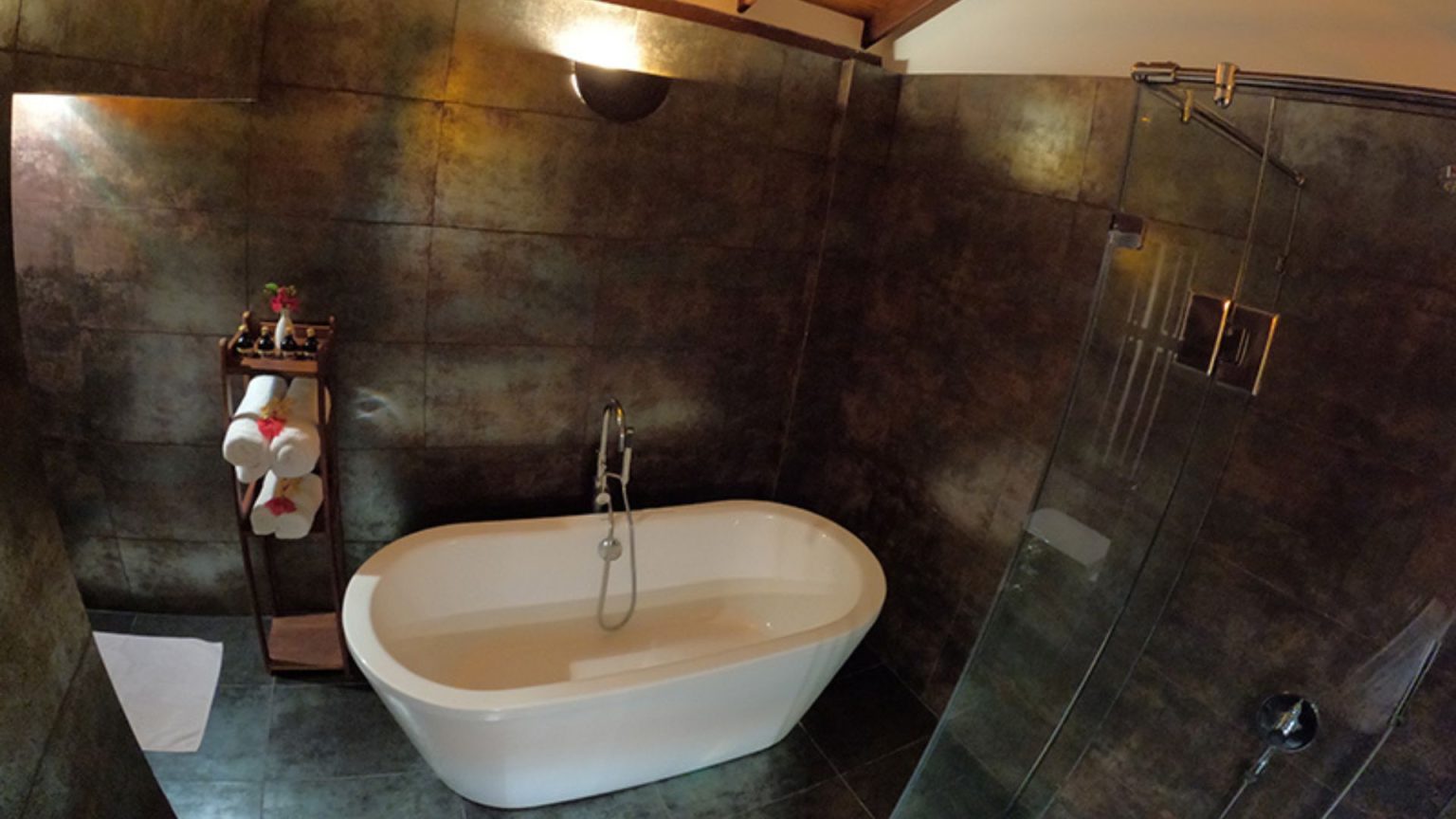 Suite im Thaulle Ayurveda Resort in Sri Lanka mit Wohnbereich