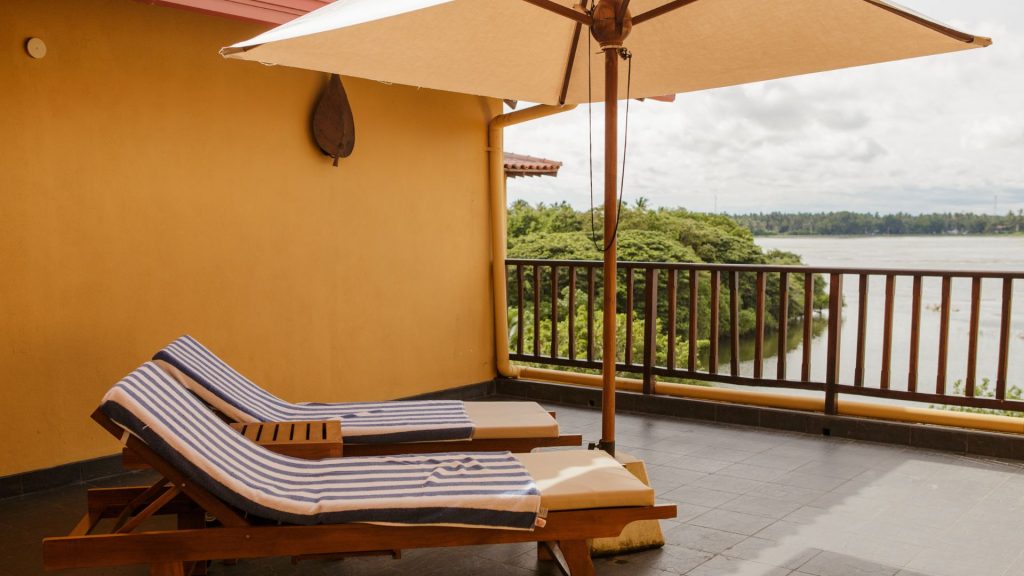 Junior Suite im Thaulle Ayurveda Resort in Sri Lanka mit Wohnbereich