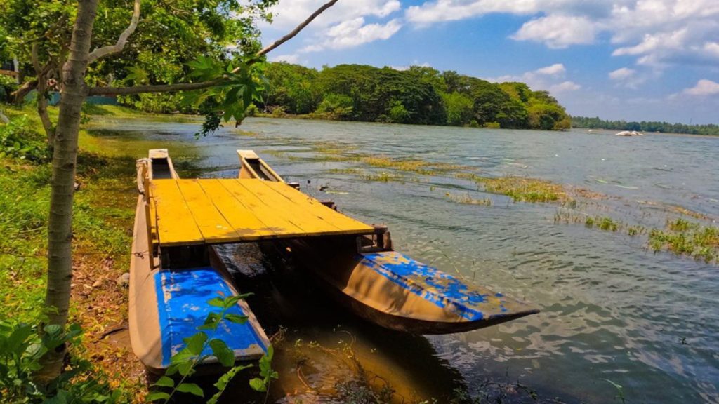 Kleines Boot am Ufer eines Sees in der Yala-Region, Sri Lanka