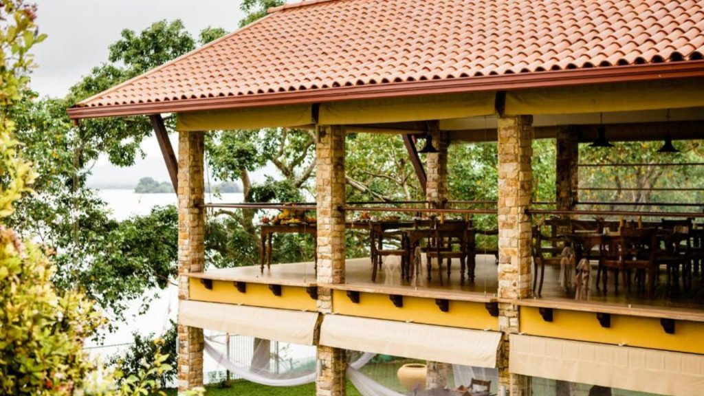 Offener Essbereich im Thaulle mit Blick auf den Yoda Lake