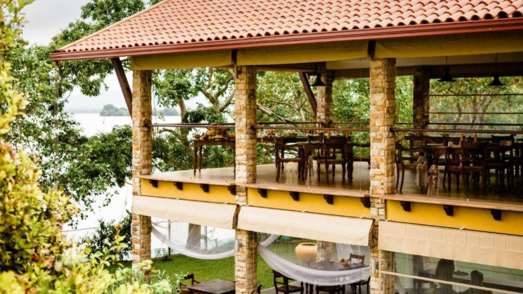 Offener Restaurantbereich mit Holzkonstruktion und Blick ins Grüne