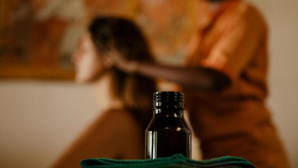 Panchakarma-Anwendung mit warmem Kräuteröl im Ayurveda-Zentrum des Thaulle