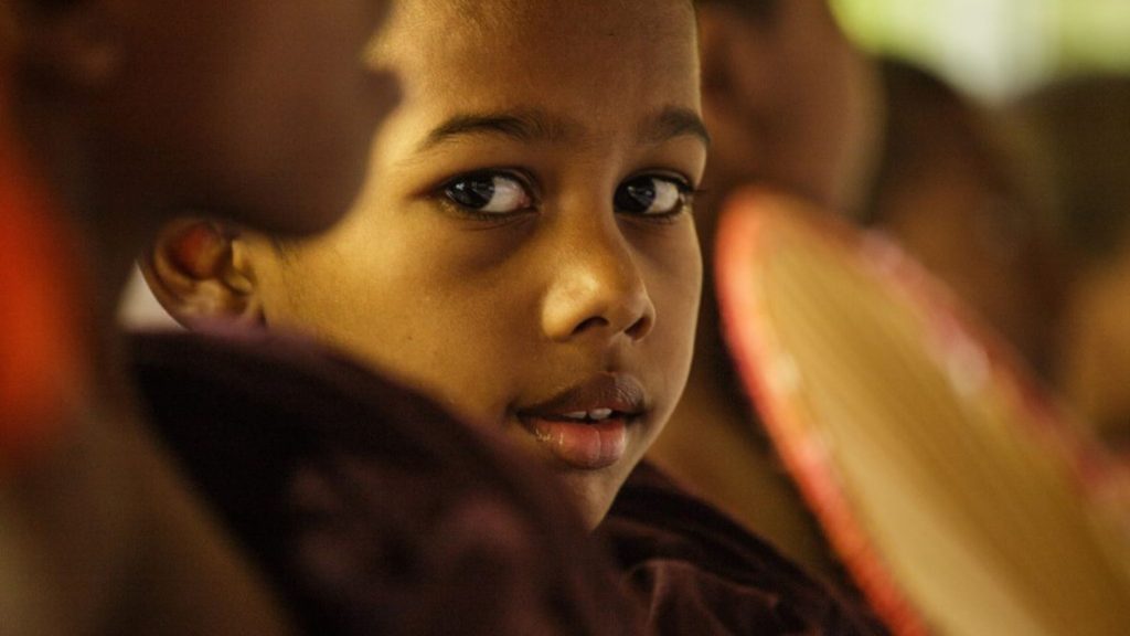 Porträt eines Kindes mit direktem Blick in die Kamera in weichem, warmem Licht - Thaulle Resort Sri Lanka