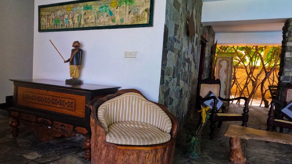 Ruhiger Loungebereich mit Sessel, Holzbank und natürlichem Interieur