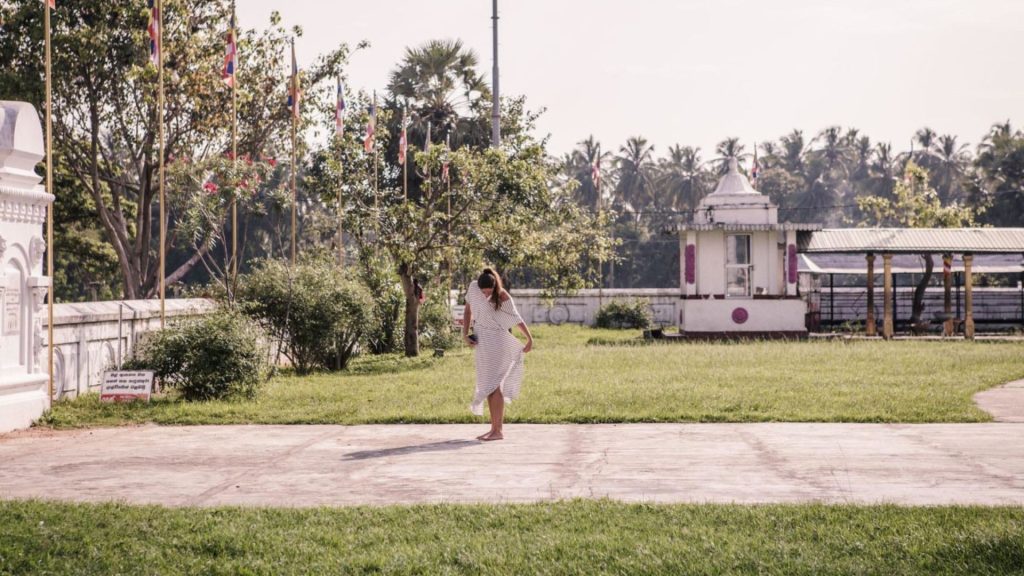 Ruhiger Tempelhof mit Wegen und Gebäuden nahe Kataragama, Sri Lanka