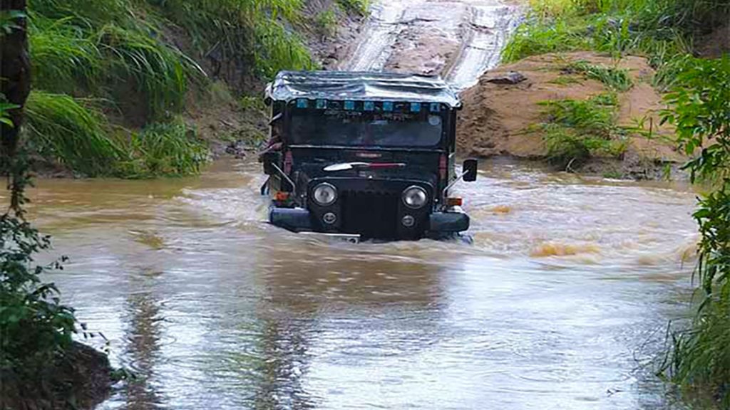 Safari Tour führt durch einen flachen Fluss im Yala Nationalpark in Sri Lanka