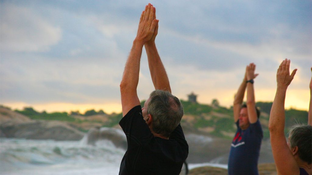 Sanftes Yoga für Regeneration – langsame Bewegung und bewusstes Atmen