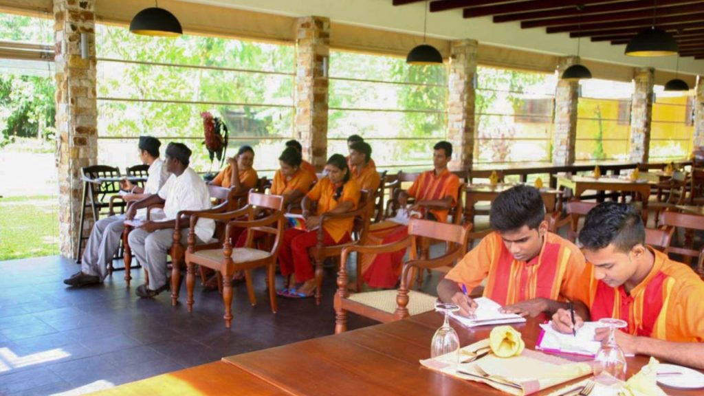 Service-Team des Thaulle Resorts bei einer Schulung zur deutschsprachigen Gästebetreuung