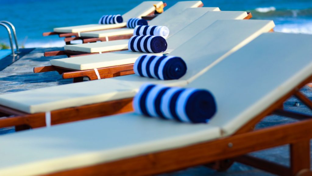 Sonnenliegen am Infinity Pool am Meer bei Kirinda Beach, Sri Lanka