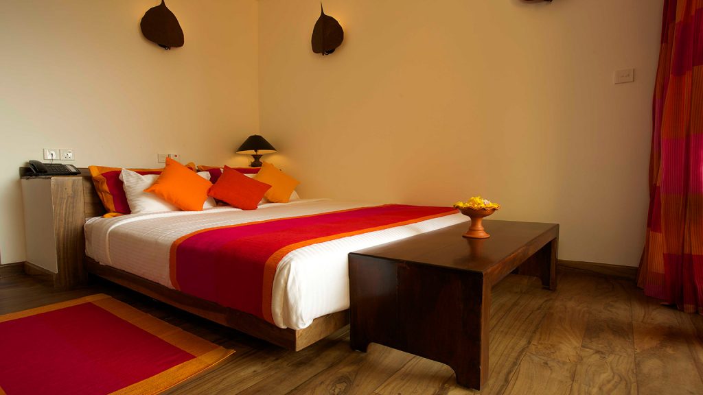 Standardzimmer im Thaulle Ayurveda Resort mit Sitzbereich und Tageslicht