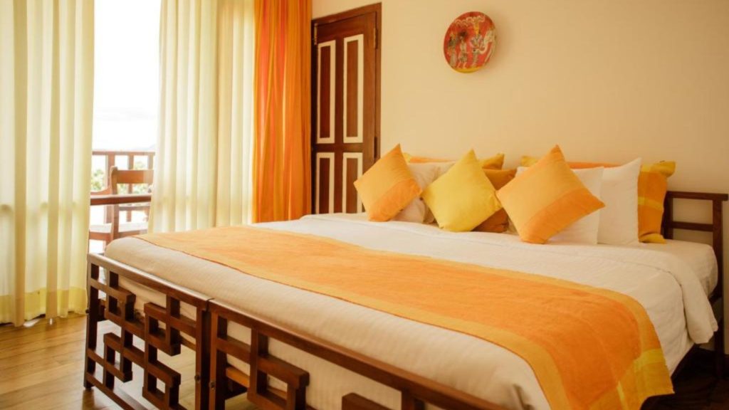 Standardzimmer im Thaulle Ayurveda Resort mit Sitzbereich und Tageslicht