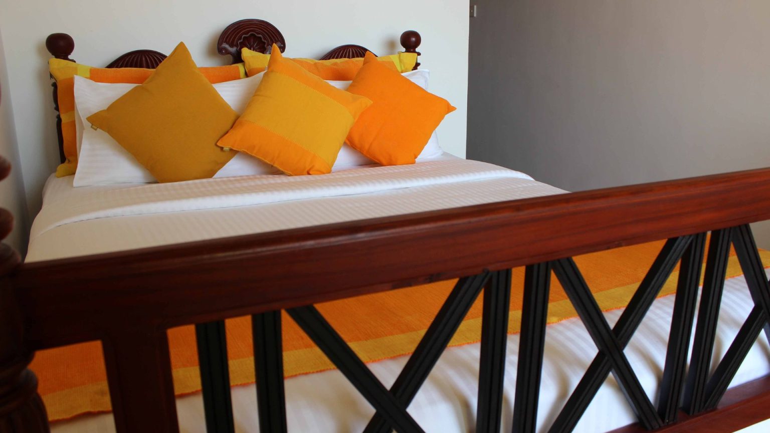 Standardzimmer im Thaulle Ayurveda Resort mit Sitzbereich und Tageslicht