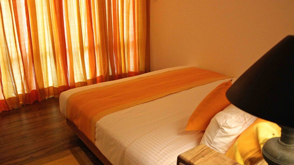 Standardzimmer im Thaulle Ayurveda Resort mit Sitzbereich und Tageslicht