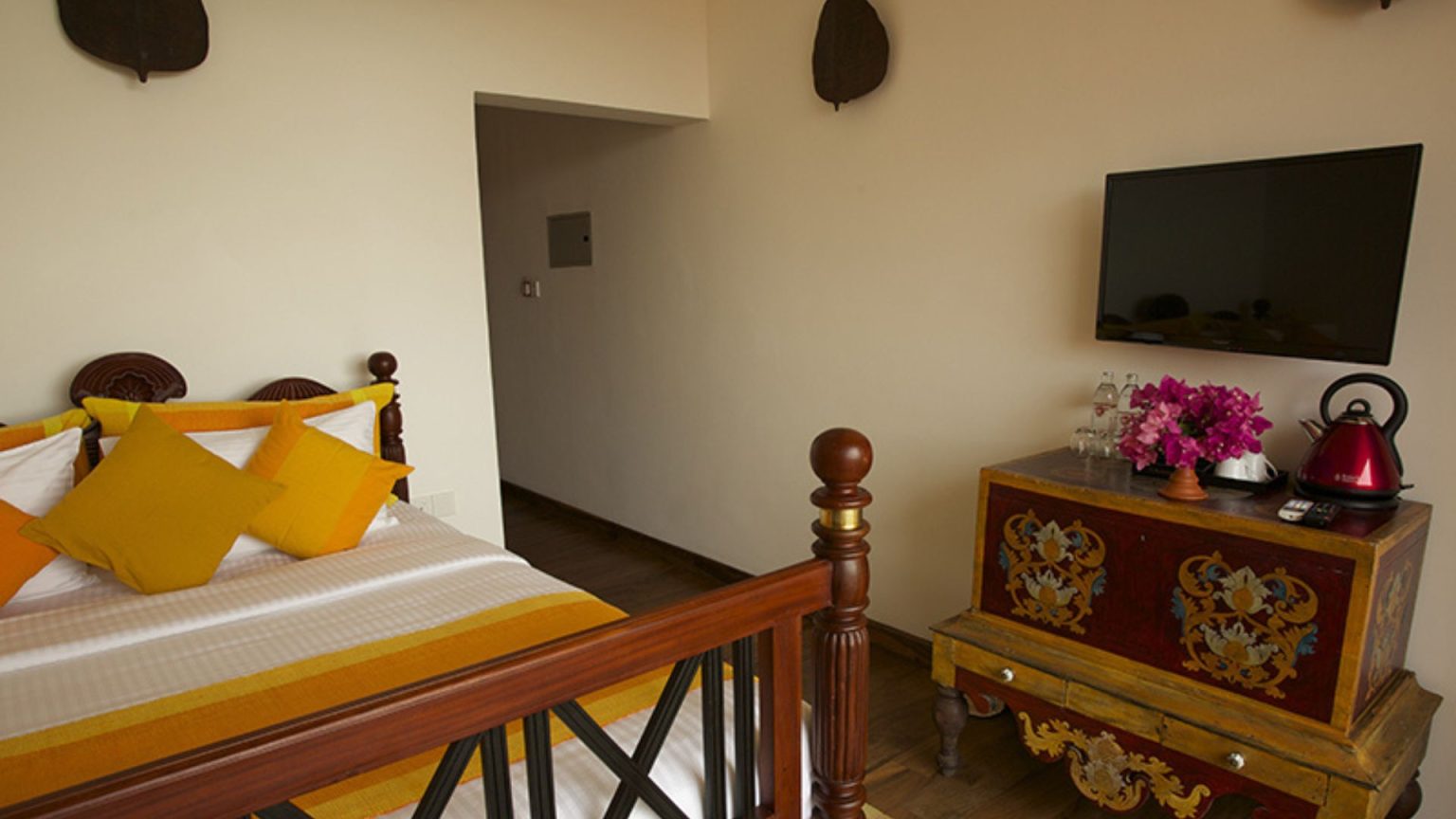 Standardzimmer im Thaulle Ayurveda Resort mit Sitzbereich und Tageslicht