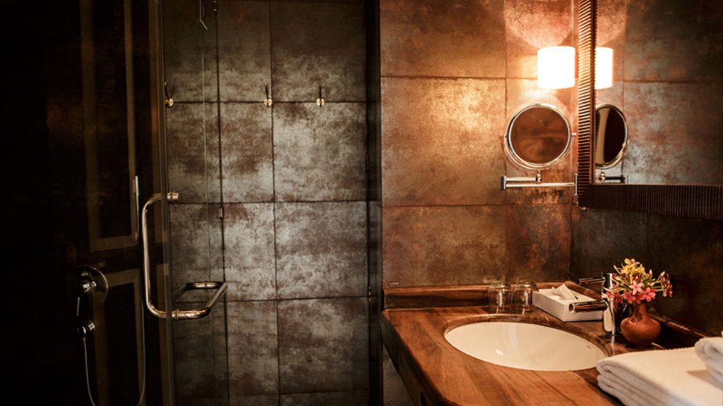 Standardzimmer im Thaulle Ayurveda Resort mit Sitzbereich und Tageslicht